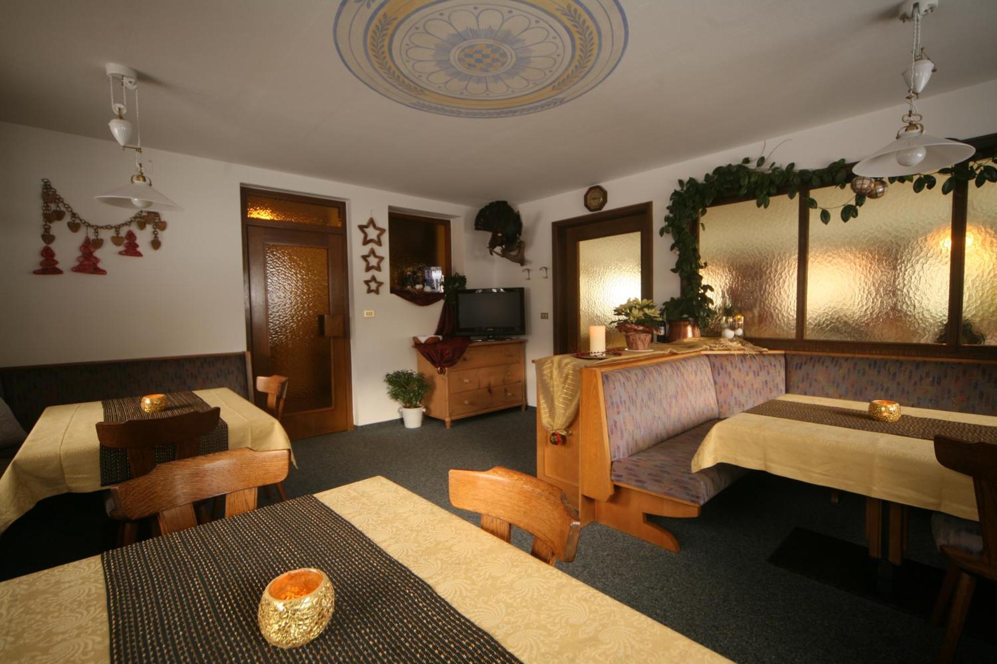 Garni Iosc Hotel Сан Вигилио ди Маребе Екстериор снимка