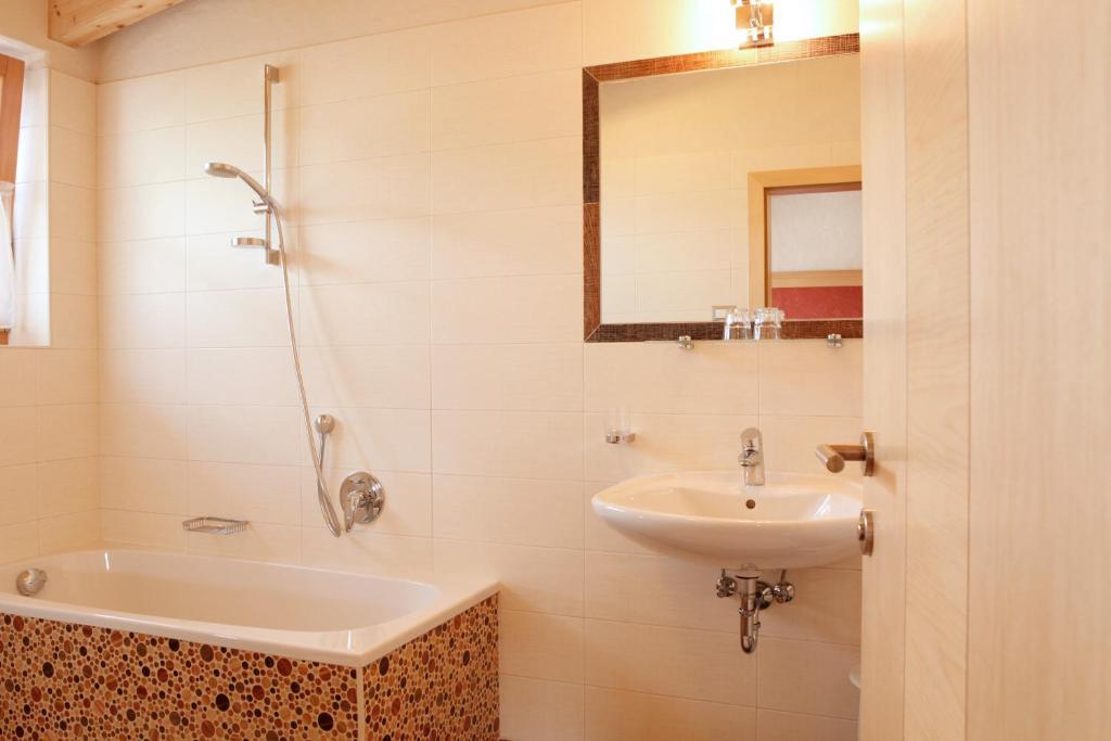Garni Iosc Hotel Сан Вигилио ди Маребе Екстериор снимка